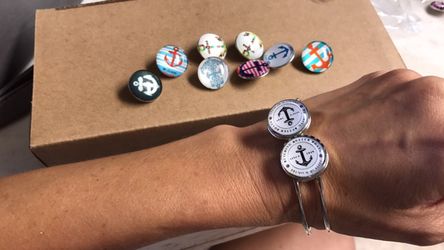 Double button bracelet with 8 extra anchor buttons $20