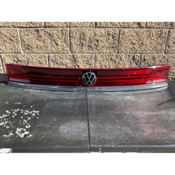 2024 2025 VOLKSWAGEN ATLAS TRUNK CENTER TAIL LIGHT OEM USED