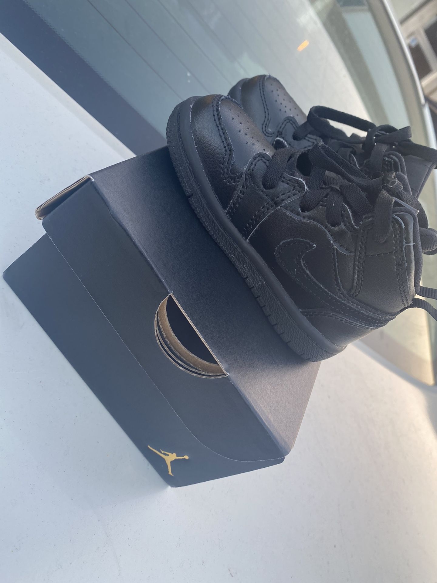 Jordan 1 mid Triple Black