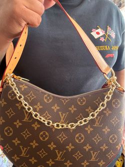 Shoulder bag with gold straps