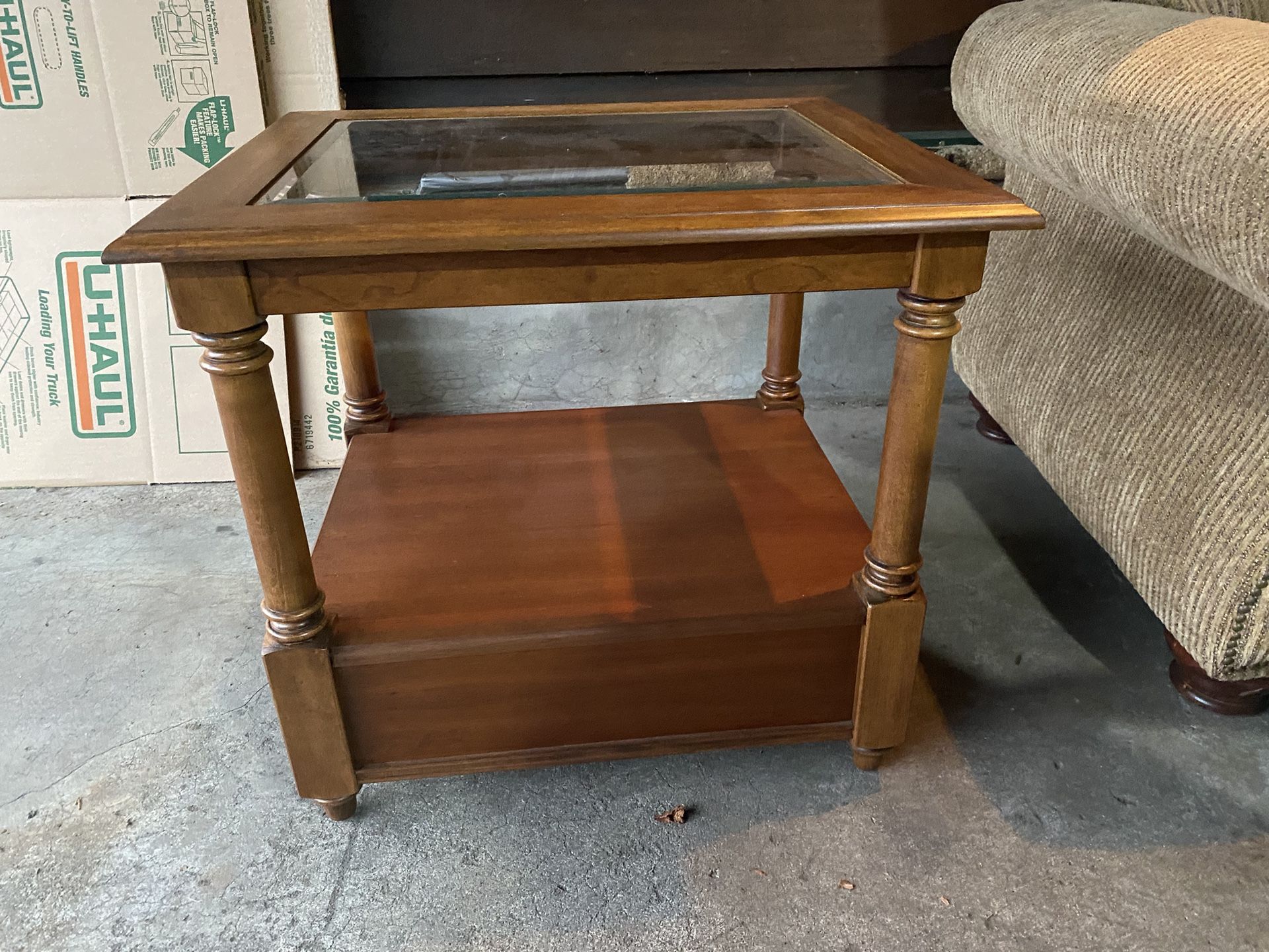 End Table - Excellent Condition
