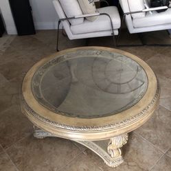 Center Piece.  48” Round Table Like new!!