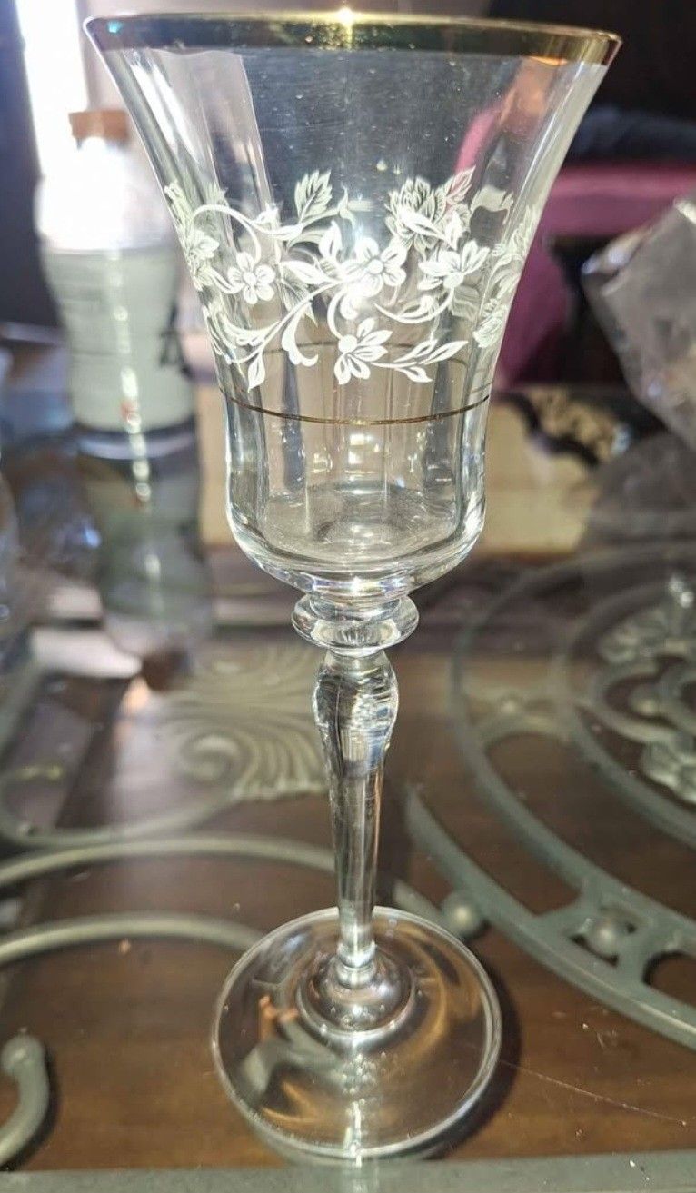 Mikasa Antique Lace With Middle Floral Band Crystal wine glass 8 5/8'' A38V976