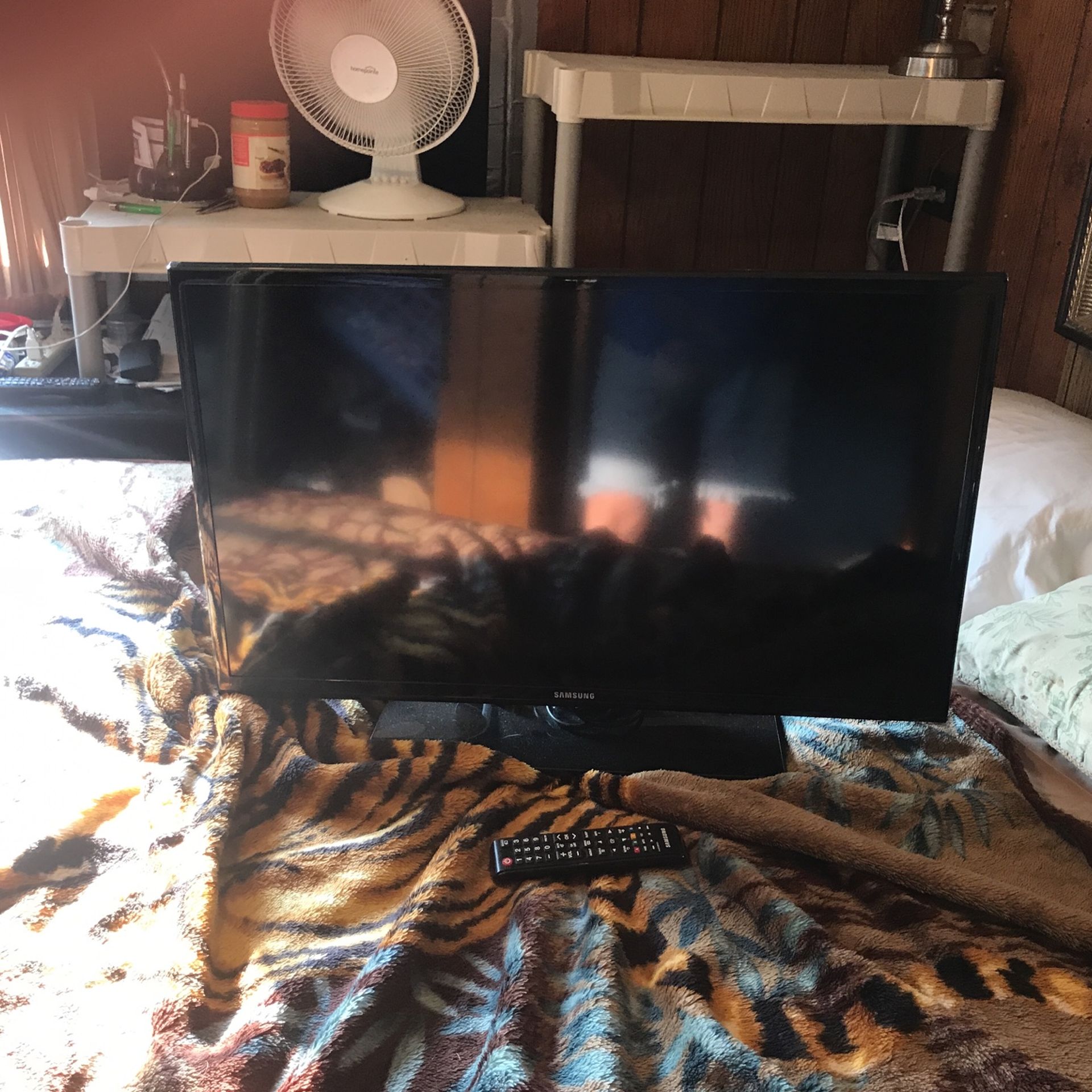 Samsung 32 inch flat screen TV