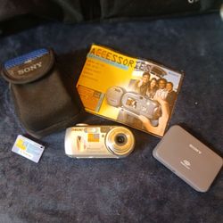 Sony cybershot camera, with memory stick and travel case
