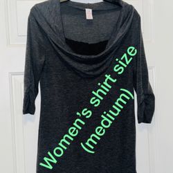 Nice women’s shirt size (medium ) 3 shirt for only 15 All 3 👚 👕 👚 