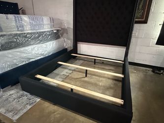 🔥 ELEGANT QUEEN BED + FREE METAL BOXSPRING | $550 🔥