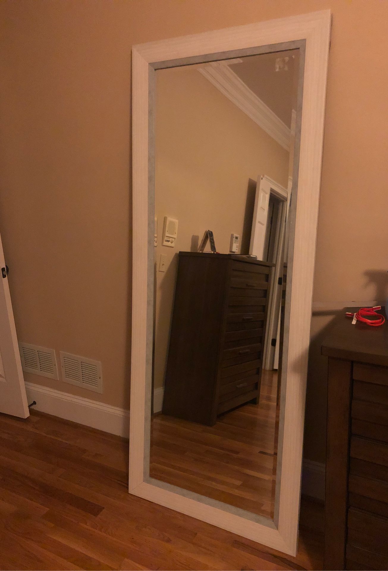 Mirror standing