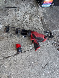 Milwaukee M12 Cordless Caulk Gun with Battery