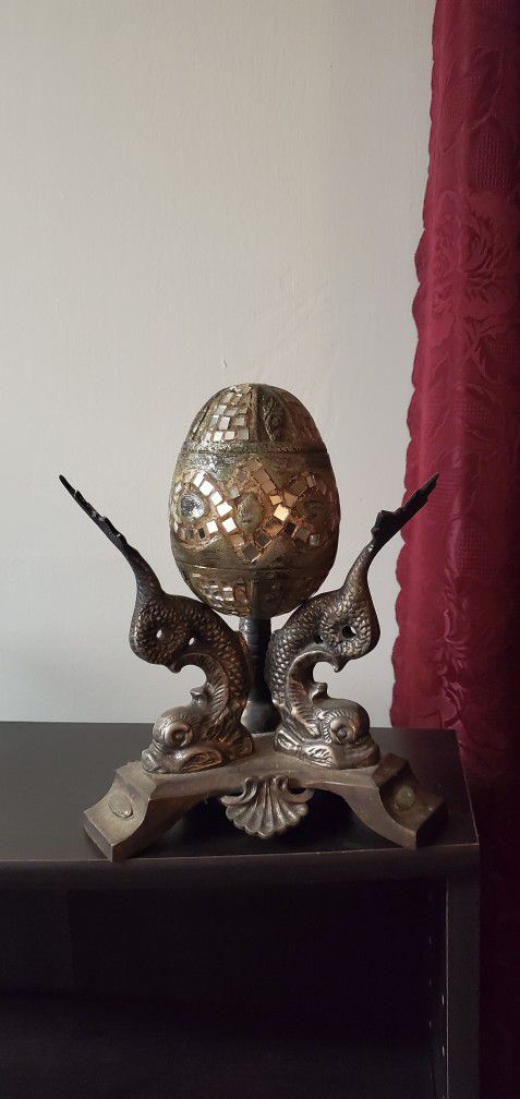 Decorative Egg With Statue Display Mount