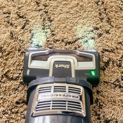 SHARK Pet Pro Lift Away Vacuum w/Attachments