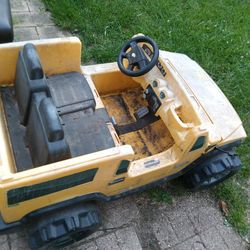 LITTLE TIKES HUMMER KIDS VEHICLE 
-NEEDS BATTERY (35 ONLINE)
-ONLY RUNS BACKWARDS
-GREAT FATHERSDAY PROJECT
-TEN BUCKS OR BEST OFFER

THANKS!