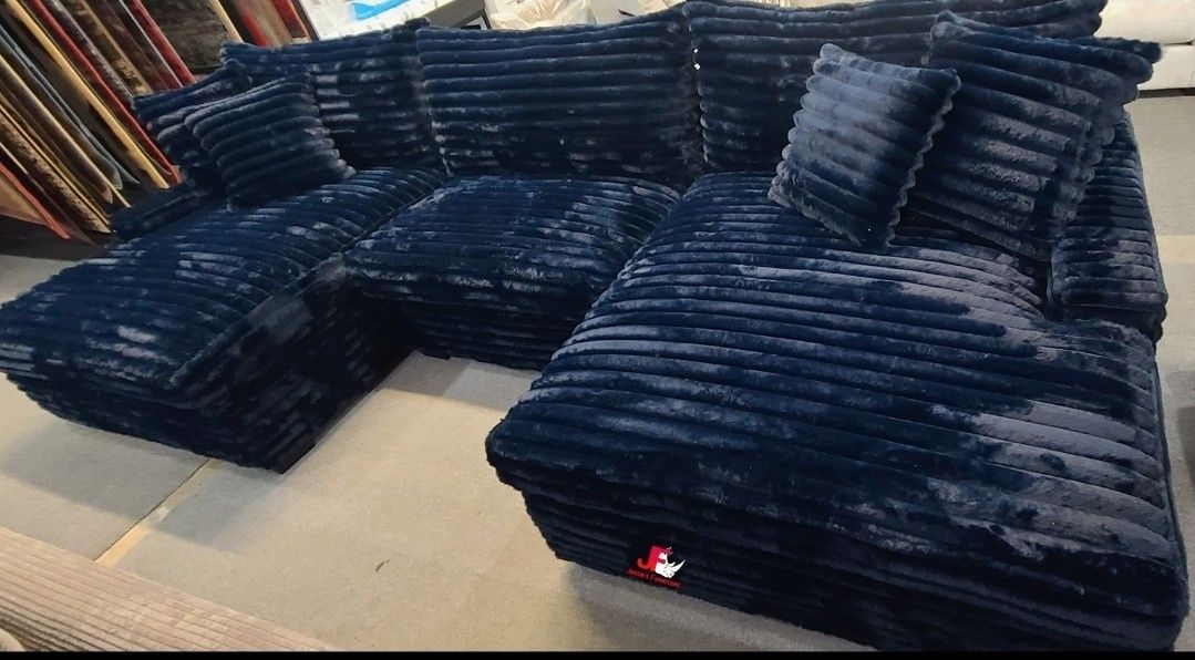 Brand New! 3pc huge double wide sectional
Take it home with$39down 
Hablamos Español Y Financiamos🙋