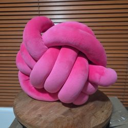 Knott Pillow Ball