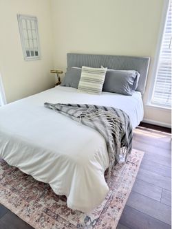 Queen Sized Bed 🛌 Mattress, + Nice Frame