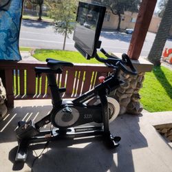 NordicTrack Commercial S22i Studio Cycle With 22" Touchscreen Unisex Cycling Shoes Size 9.5