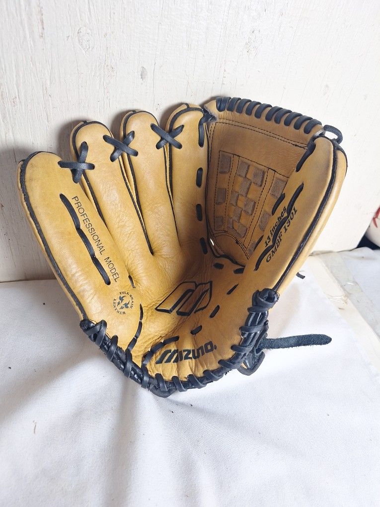 Mizuno Baseball/Softball Glove, 13"