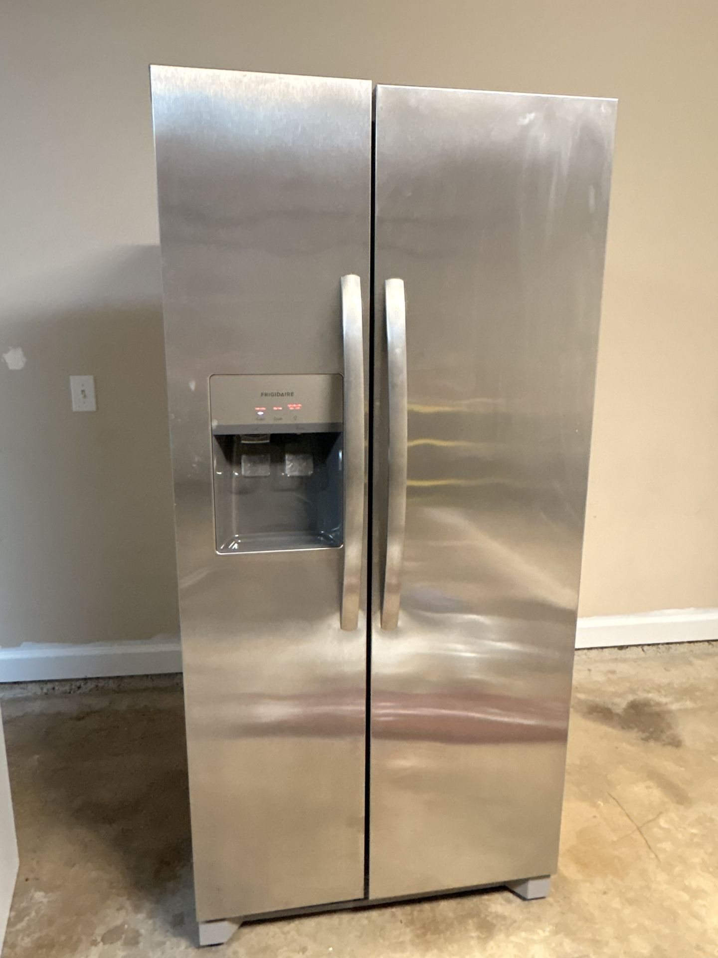 Like-new Frigidaire Refrigerator 