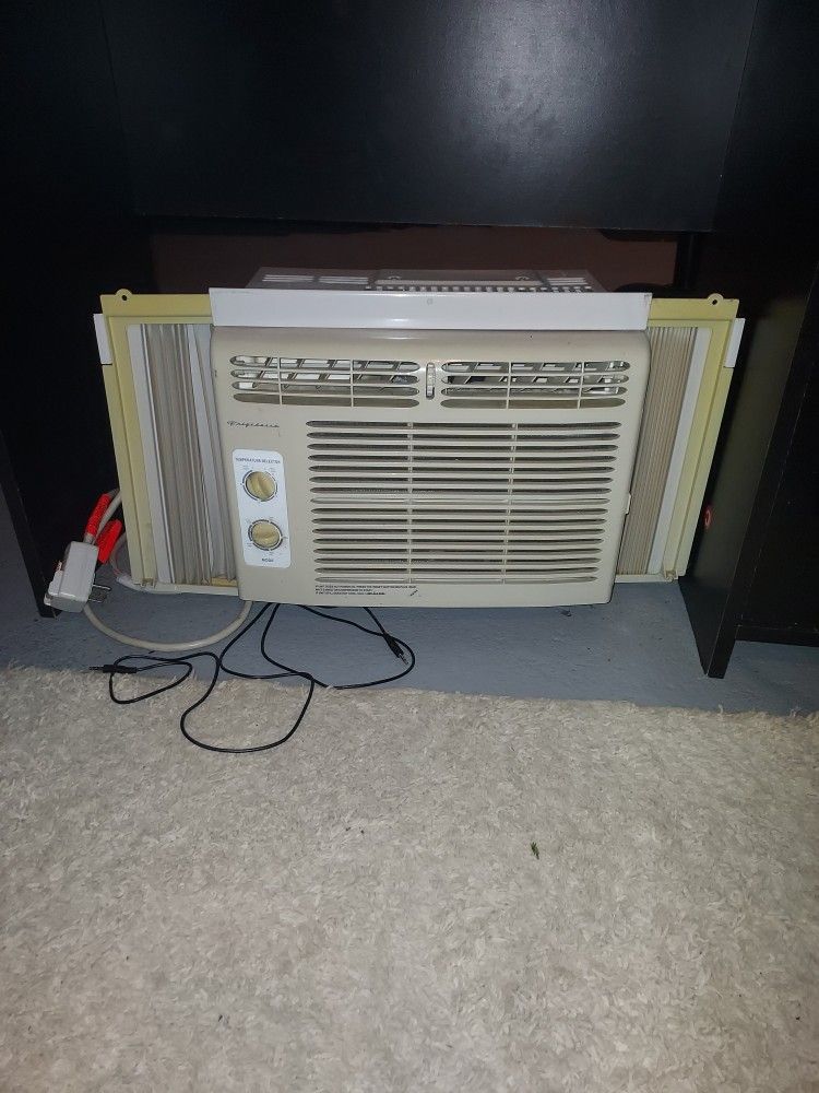 Frigidaire Air Conditioner 6000 BTU Works Perfectly With Side Panels Only 50$