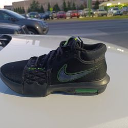 Brand New And Original Men's Nike Air LeBron James Sneakers Size 8.5 