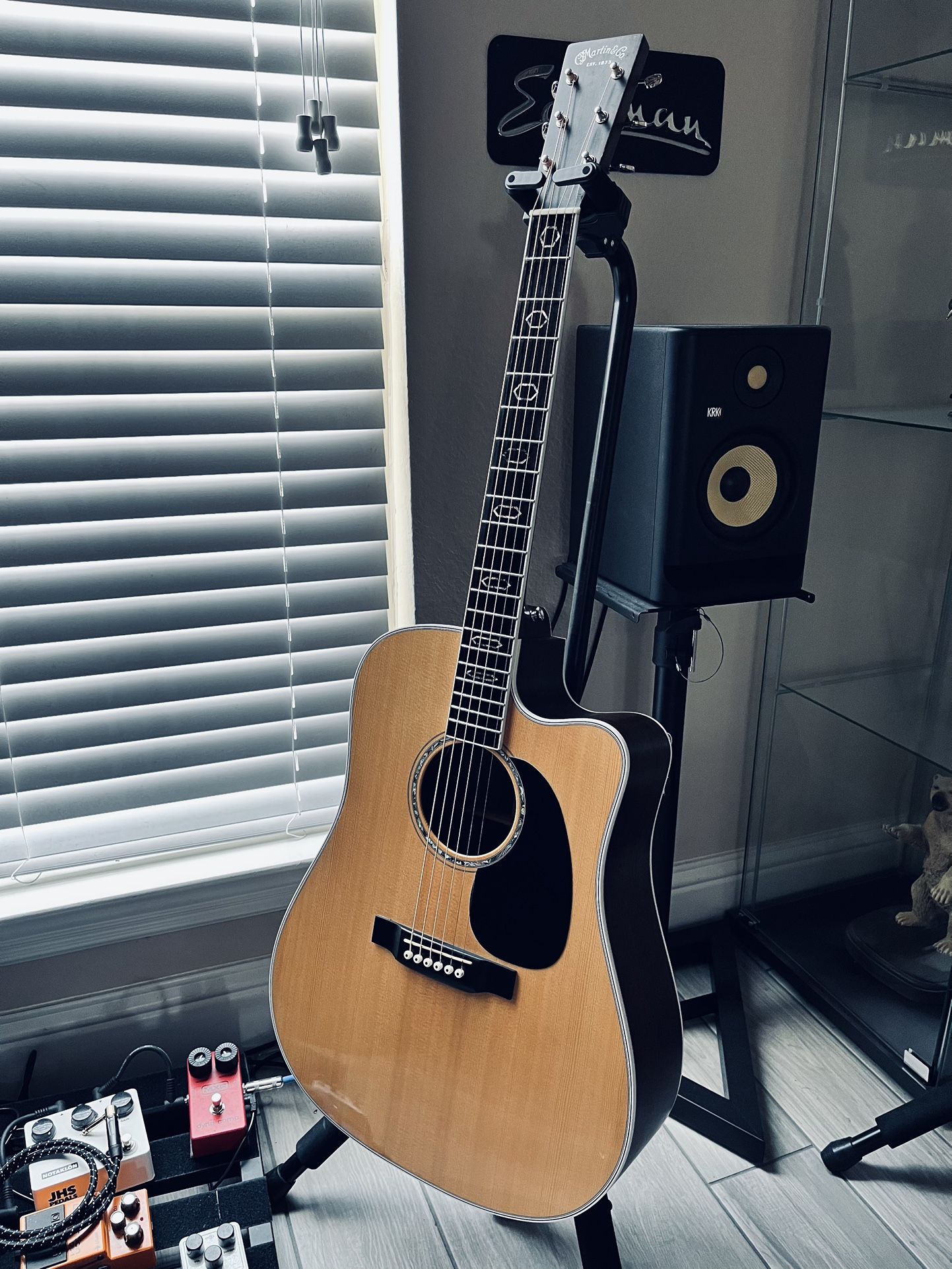 2015 Martin DC Aura GT Acoustic Electric Guitar with Factory Pickup in Good Condition