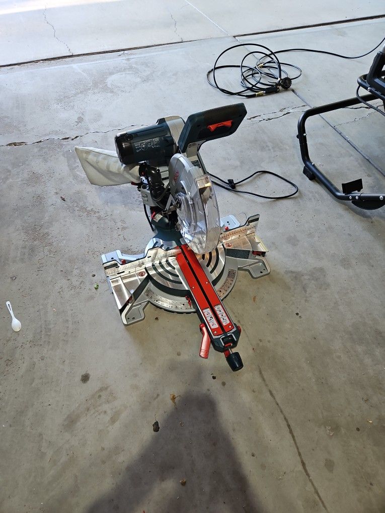 BOSCH GCM12SD 15 Amp 12 Inch Corded Dual-Bevel Sliding Glide Miter Saw with 60 Tooth Saw Blade