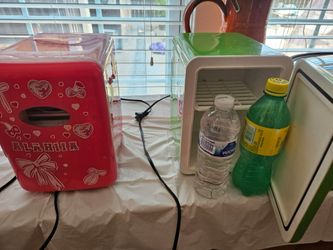 Mini fridge, le caben 4 latas de soda, trabaja bien