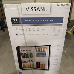 NIB Vissani 3.2 cf Mini fridge