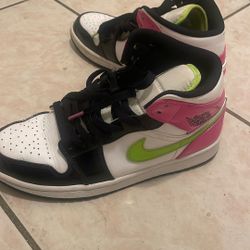 🚨 For Sale: Women’s Air Jordan 1 Mid SE ‘Cyber Active Fuchsia’ (CZ9834-100) - Size US 8 🔥