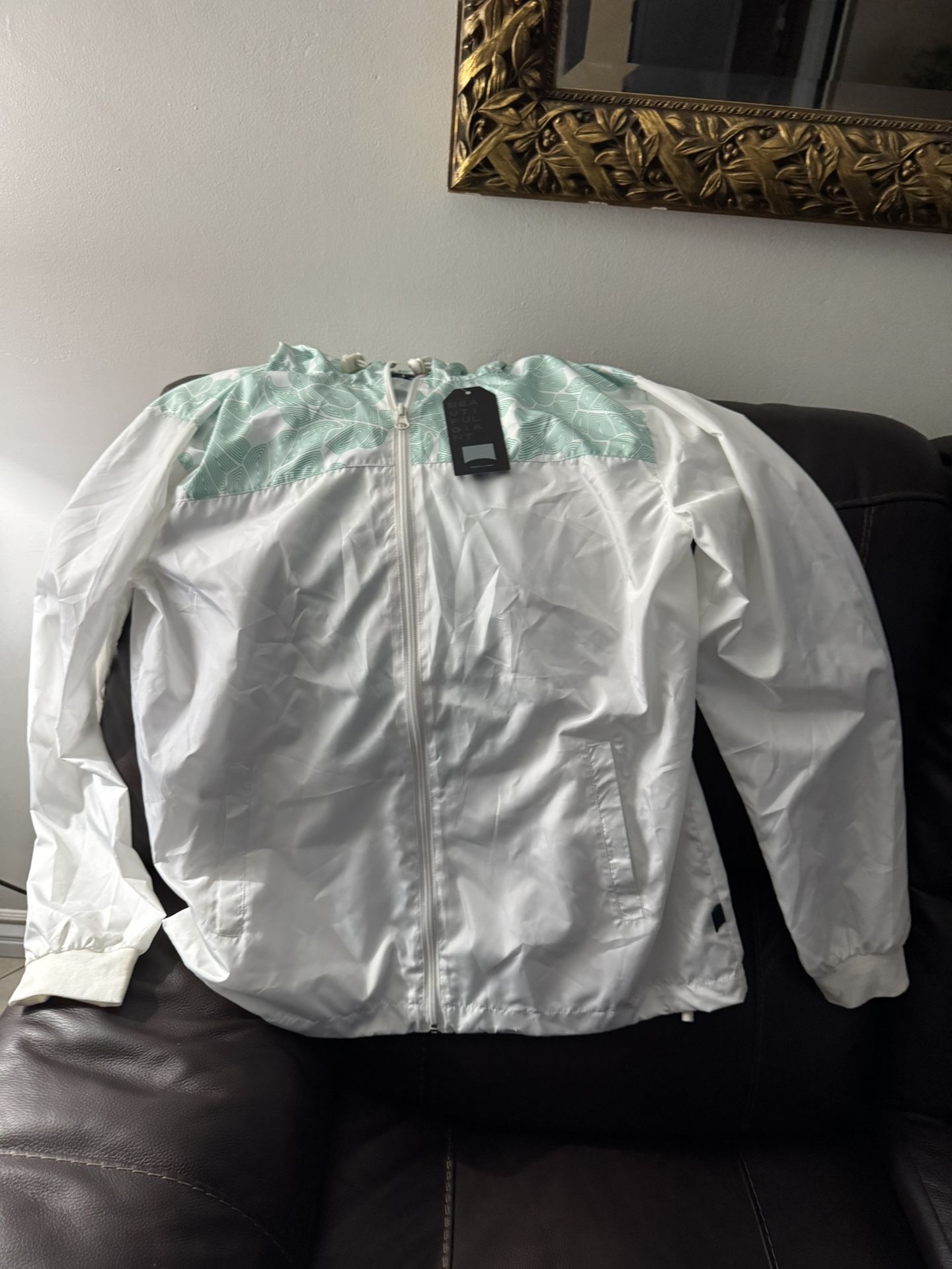 Beautiful Giant lightweight windbreaker 