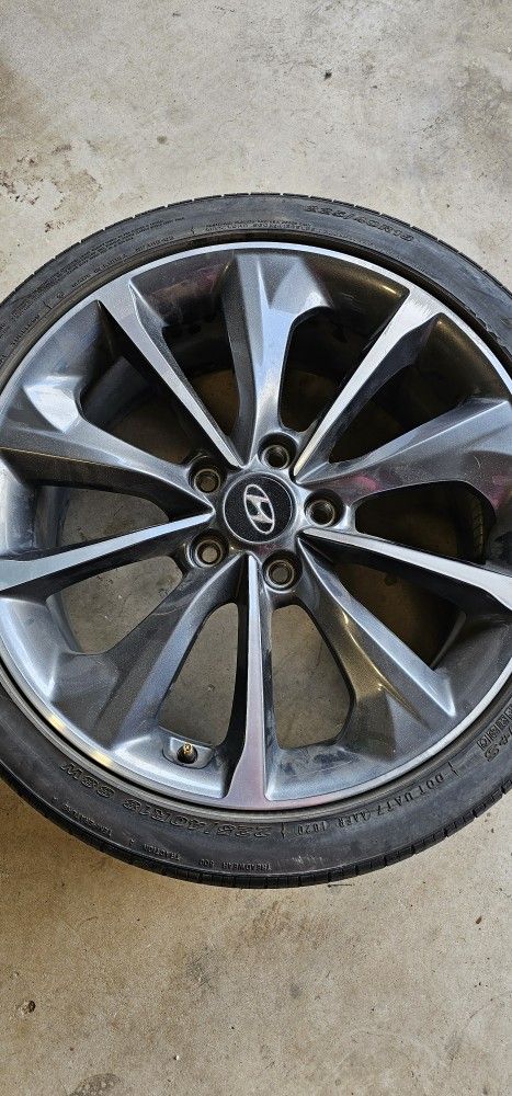 Hyundai Veloster OEM Rims And Tires
