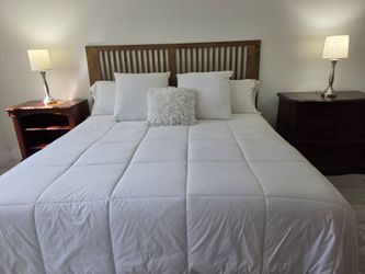"Serta Perfect Sleeper" King Size Matress, Box Springs, railings & wood headboard in great condition.