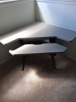 Fully adjustable standing and sitting corner deskFully adjustable standing and sitting corner desk