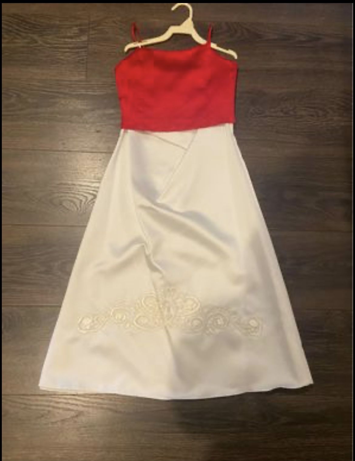 Beautiful Brand New Girls Size 6 Dress. Great for parties, weddings etc Etc