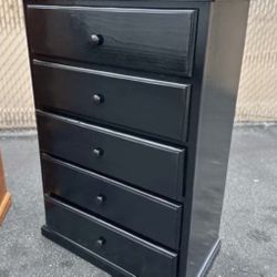 Five Drawers Dresser With Rails