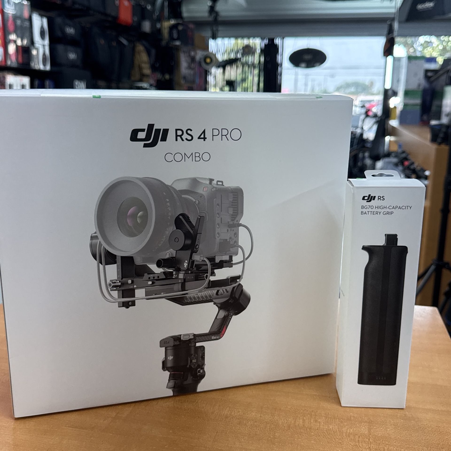 New Dji Rs4 Pro Combo Gimbal Stabilizer With BG70 High Capacity 