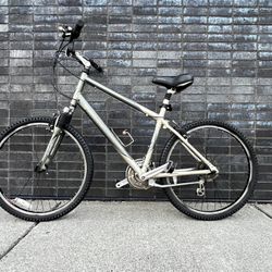 Trek Navigator 200 Hybrid Bike / 26” 21-Speed / Full Suspension / 18.5” Aluminum Frame / Bontrager Tire / Near New & Ready to Ride 