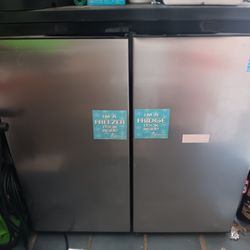 Avanti 5.5 CF Side by Side Refrigerator/Freezer, Black Stainless Steel (Model AVARMS551SS, Brand New) $859.99 Value