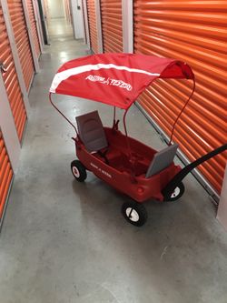 The Radio Flyer Ultimate Family Wagon is the most versatile wagon with a patent pending 5-way flip and fold seat. It is great for picnics, the beach, 