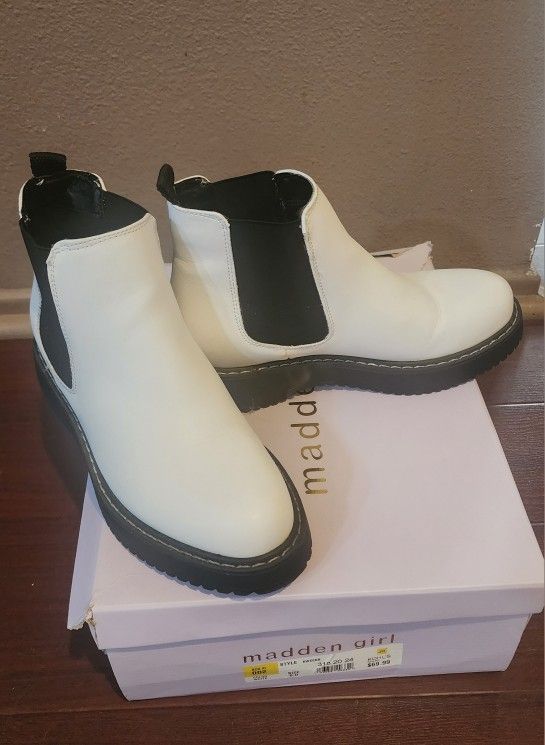 Madden Girl Kween boots white size 6 womens