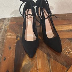 NWOT Size 8.5 bow Heels