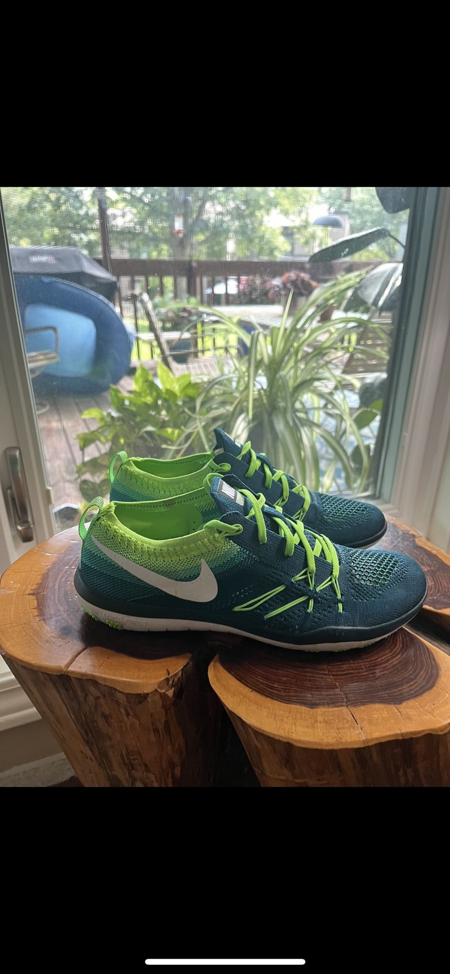 Women’s Fly knit Lightweight Nikes. Like new Size 7