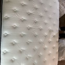 QUEEN Bear Pro Hybrid Mattress - Like New ! 