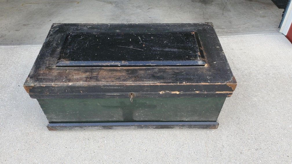 ANTIQUE CARPENTER TOOL CHEST
