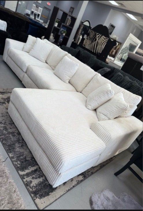 ✨️ Sectional Sofas✨️ Furniture Queen Bedrooms, Dining Avail