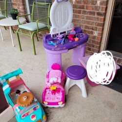 Toys. Vanity Set, Accessories. 2 Feet Ride On Toys