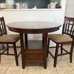 Dining Table + Chairs 