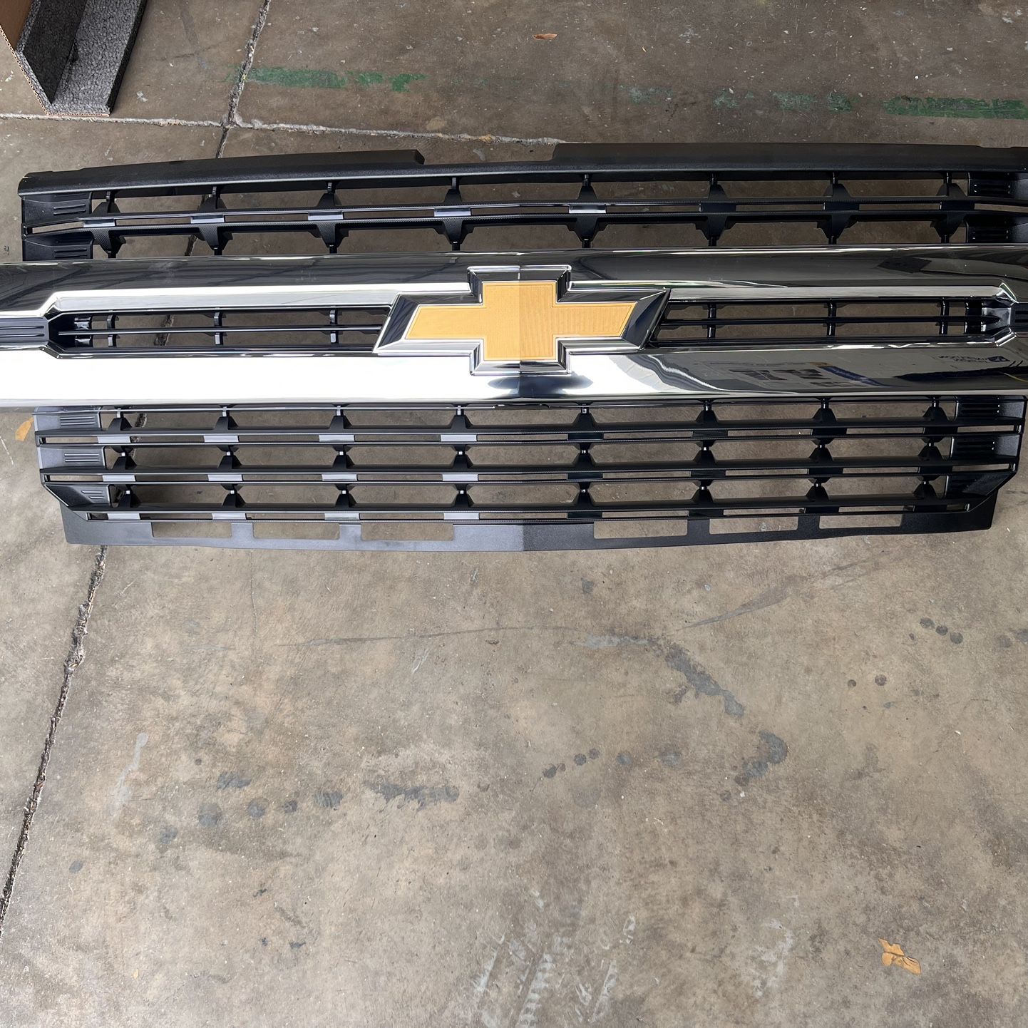 2019-2022 Chevy Silverado LT OEM grille Blk/chrome