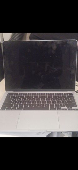 MacBook Air with M4 chip 14 inch early 2005