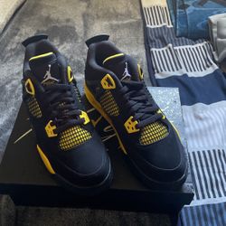 Retro Jordan 4 (thunder)